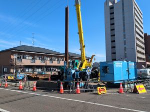 その４-写真１　M3258-2立坑施工状況（鋼矢板打設）